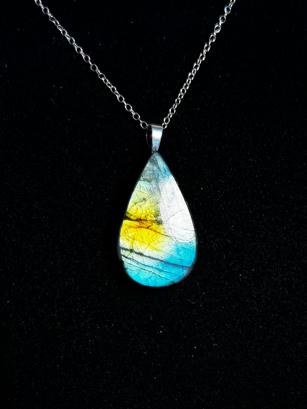 The Sunlit Current Stone – Silver Labradorite Necklace