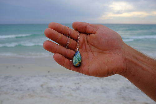 The Aurora Drift Stone – Silver Labradorite Necklace