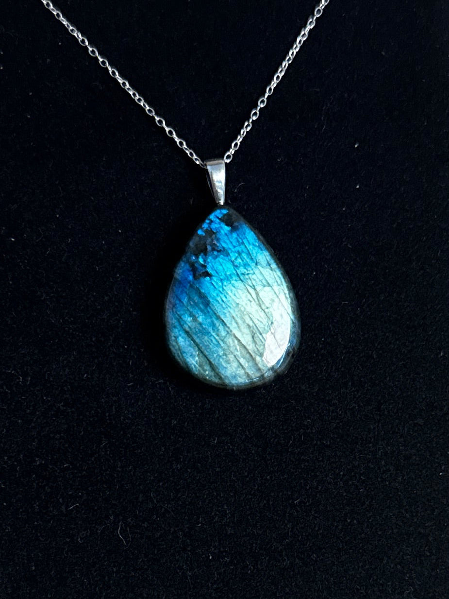 The Riptide Stone – Electric Aqua Labradorite Necklace